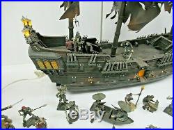 HAWTHORNE BLACK PEARL PIRATES OF THE CARIBBEAN GHOST SHIP IN BOX withEXTRA FIGURES