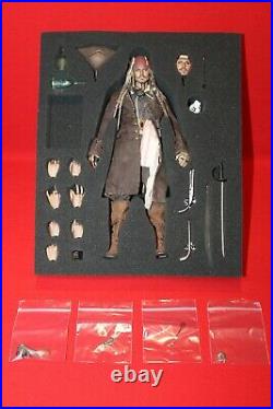 HOT TOYS 16TH SCALE PIRATES OF THE CARIBBEAN FIGURE Captain Jack Sparrow