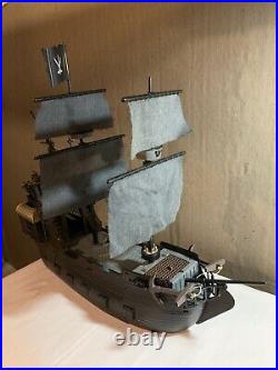 RARE Zizzle Disney Pirates of The Caribbean Ultimate Black Pearl Ship with Sound